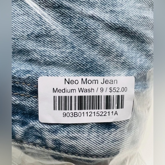 Super High Rise Mom Jean Crop - Picture 4 of 4